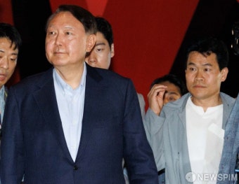 윤석열 전 대통령, 부정선거 의혹 다룬 영화 관람으로 논란 유발