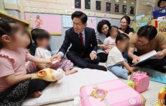 어린이집 찾은 김문수 국민의힘 대통령 후보