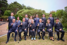 문재인 전 대통령 - 권양숙 여사와 기념촬영하는 이재명 더불어민주당 대선 후보