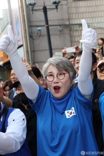 환호하는  이재명 더불어민주당 대선후보