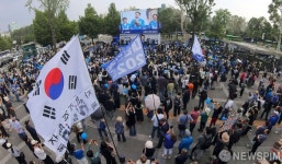 민주당 이재명, 잠실야구장 앞에서 유권자 공략