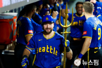 시애틀 매리너스의 주전 포수 칼 롤리, MLB 홈런 선두 자리를 공동으로 차지하여 29번 홈런 성공적 기록 달성