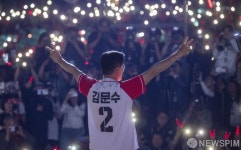 시청 지지자들에게 인사하는 김문수 후보