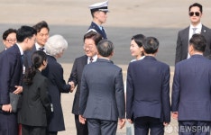 이 대통령, G7 참석차 출국
