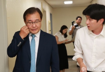 취재진과 대화중인 이명현 채상병 특검