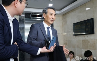 사무실 출근하는 민중기 특검
