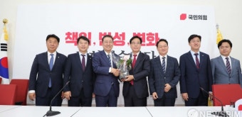 더불어민주당 김병기 원내대표, 국민의힘 송언석 원내대표 예방