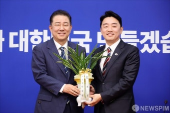 축하난 받은 김병기 직무대행