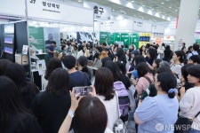 관람객들로 붐비는 문재인 전 대통령의 평산 책방