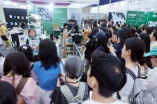 관람객들로 붐비는 문재인 전 대통령의 평산 책방