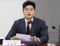 개회사하는 김용태 비대위원장