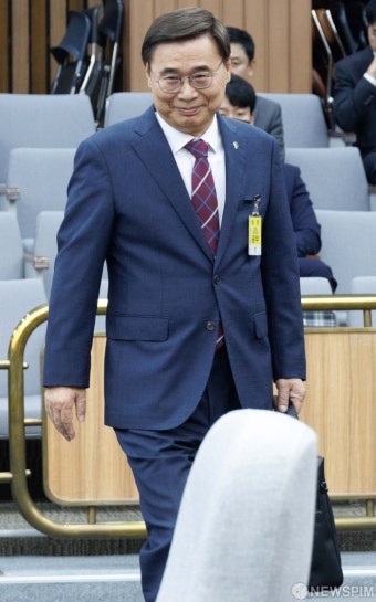 인사청문회 자리하는 이종석 국정원장 후보자