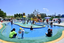 북적이는 속초 청초호 유원지