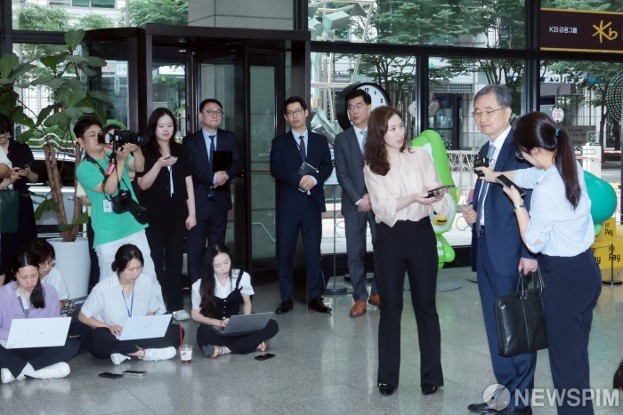 조현 외교부 장관, 중국 외교부장과 통화…한중 협력 강조