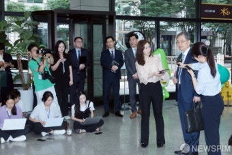 취재진 질문에 답하는  조현 외교장관 후보자