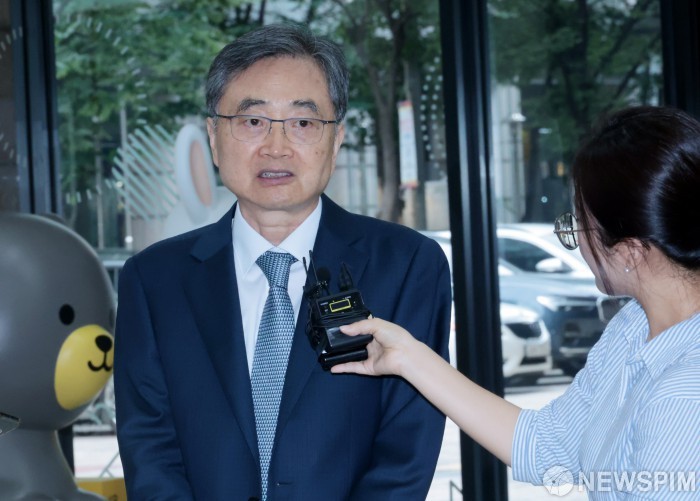 조현 외교부 장관, 중국 외교부장과 통화…한중 협력 강조
