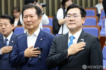 국민의례하는 정청래-박찬대 당대표 후보
