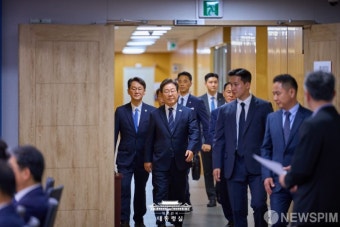 제1차 수석보좌관회의 참석하는 이재명 대통령