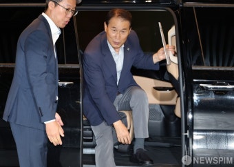 청문회 준비사무실 도착한 권오을 국가보훈부 장관 후보자