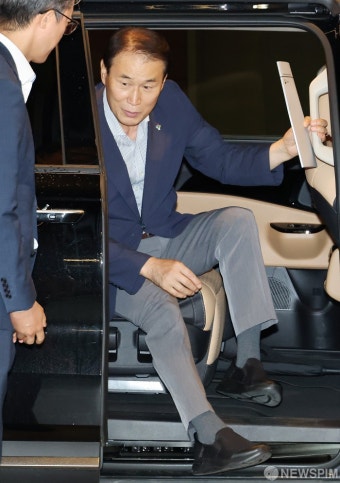 권오을 장관 후보자, 인사청문회 준비사무실 출근
