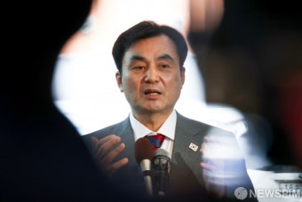 취재진 질의 답변하는 안규백 국방부 장관 후보자