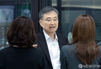 취재진 질문에 답하는 조현 외교장관 후보자