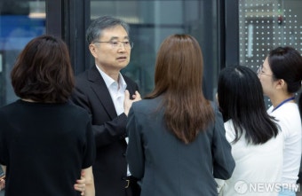 취재진 질문에 답하는 조현 외교장관 후보자