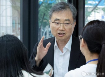 취재진 질문에 답하는 조현 외교장관 후보자