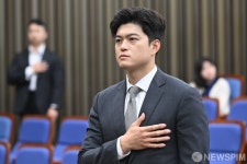 국민의례하는 김용태 비대위원장