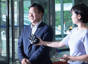 취재진 질문에 답하는 윤호중 행안부 장관 후보자