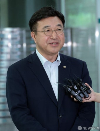 질문에 답하는 윤호중 행정안전부 장관 후보자