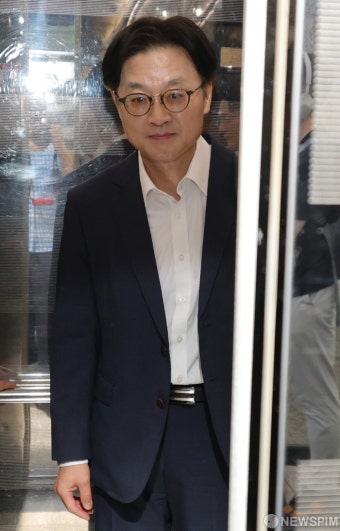엘리베이터로 이동하는 김정관 산업통상자원부 장관 후보자