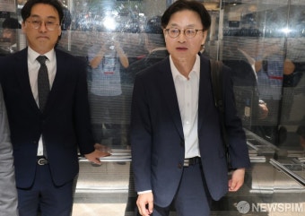 사무실로 이동하는 김정관 산업통상자원부 장관 후보자
