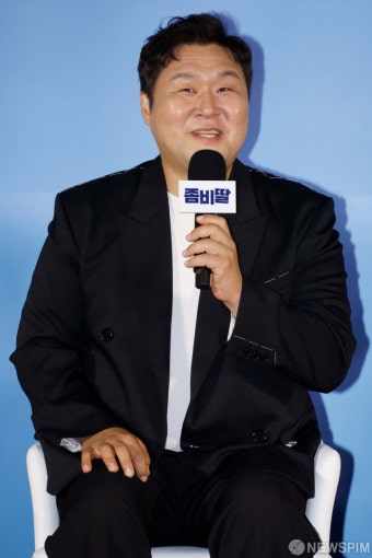 '좀비딸' 인사말 하는 윤경호
