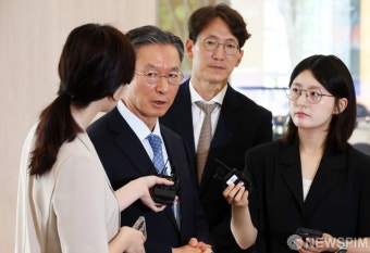 인사청문회 사무실 출근하며 취재진 앞에 선 정성호 법무장관 후보