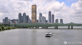 한강버스, 정식 취항 앞두고 시민 체험 운항
