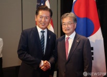 악수하는 정청래 의원 - 조셉 윤 주한 미국대사대리