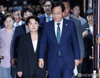 긴급의총 참석하는 송언석-윤희숙