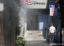 쿨링포그 가동되는 서울역 쪽방촌