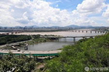 흙탕물이 된 한강 위로 펼쳐진 맑은 하늘