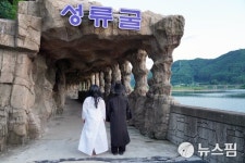 1459년 전 여름, 진흥왕이 배 타고 놀다...울진 성류굴 폭염 속 최고 피서지