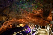 한여름 최고 피서지 천곡황금박쥐동굴…도심 한복판서 만나는 지질의 경이