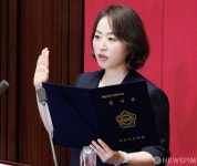 국회의원 선서하는 이주희 의원