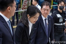 고개 숙이며 특검 출석하는 김건희 여사
