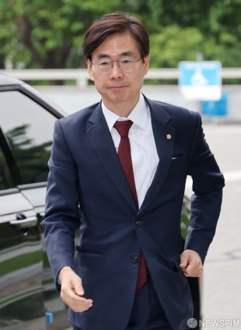 특검 참고인 조사 출석하는 조경태 의원