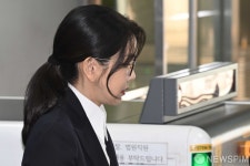 법원 나서는 김건희 여사... 영장실질심사 종료