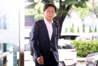 청문회 준비사무실 첫 출근하는 최교진 후보자