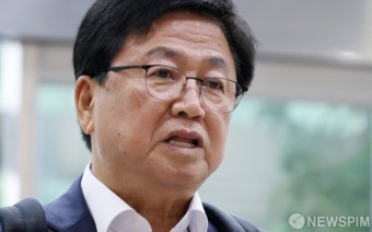 질문에 답하는 최교진 교육부 장관 후보자