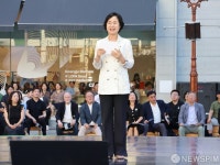 광주디자인비엔날레 개막식 축사하는 명진 시의원