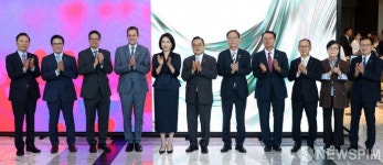 '키아프·프리즈 서울 개막을 축하합니다'